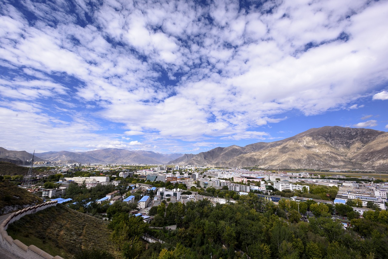 中央气象台：弱冷空气继续影响江淮等地，青海新疆甘肃西藏等地有较强降雪|界面新闻 · 快讯